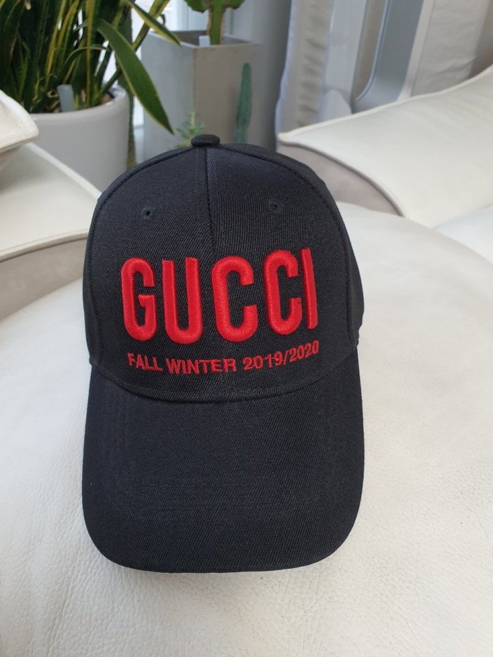 GUCCI 구찌 엠보 레터링 볼캡